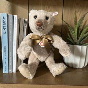 Steiff British collectors Teddy Bear with Gold Bow EAN 664434